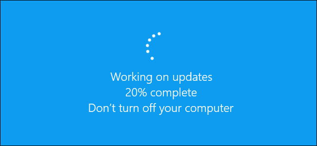 La pantalla de inicio "Trabajando en actualizaciones" en Windows 10.