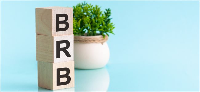 Las letras "BRB" escritas en bloques de madera.
