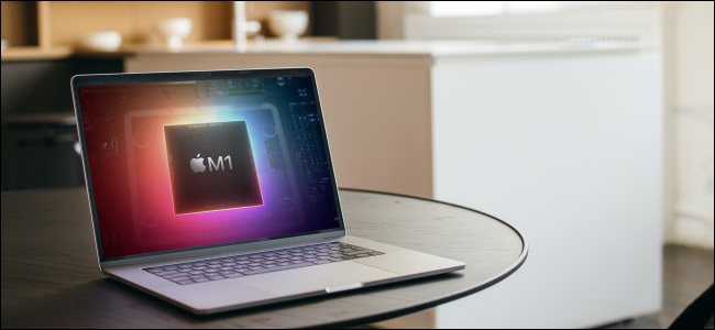 Una MacBook con el logo de un chip M1 en su pantalla.