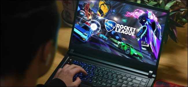 Una persona que juega a Rocket League en una computadora portátil.