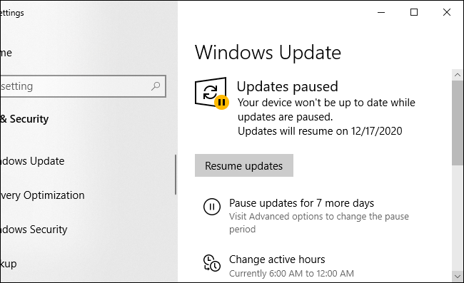 Windows Update muestra que las actualizaciones están en pausa con un botón "Reanudar actualizaciones".