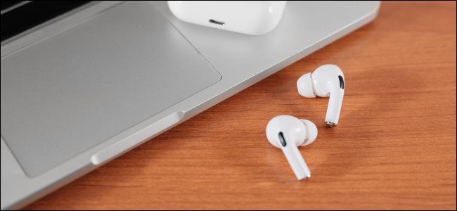 AIrPods Pro junto a un panel táctil de MacBook.