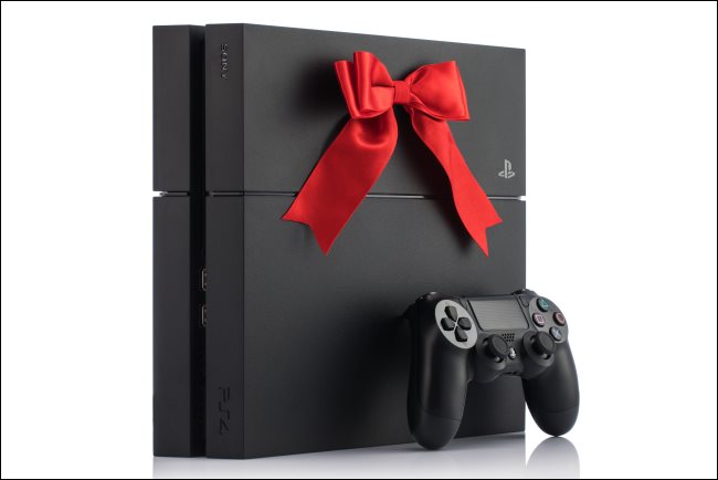 Una consola PlayStation 4 con un lazo.