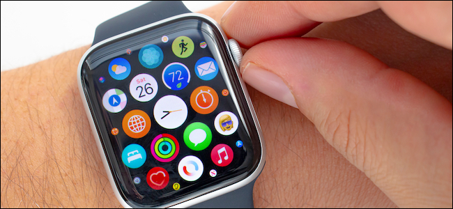 Usuario de Apple Watch girando la corona digital sin retroalimentación háptica