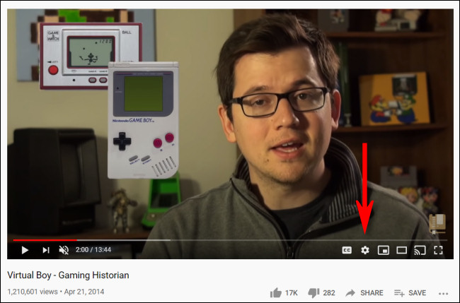 Para cambiar la velocidad de reproducción de YouTube en el escritorio, haga clic en el ícono de ajustes.