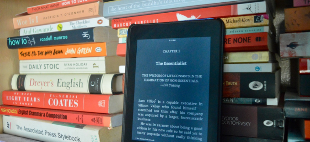 Libro de lectura de usuario de Kindle en modo oscuro