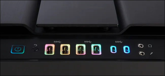 Un panel frontal de carcasa de PC con seis puertos USB.