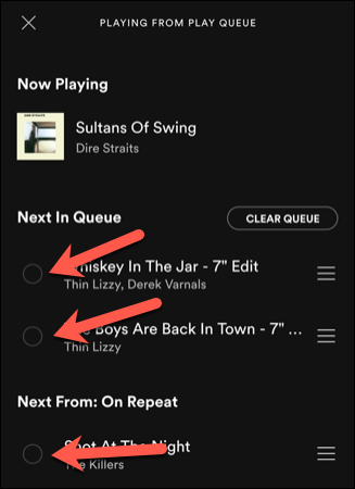 En el menú de la cola de Spotify, toque el icono redondo junto a cada canción para seleccionarla.