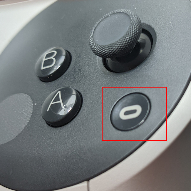 Presiona el botón Oculus en el controlador derecho y presiona cualquier gatillo. 
