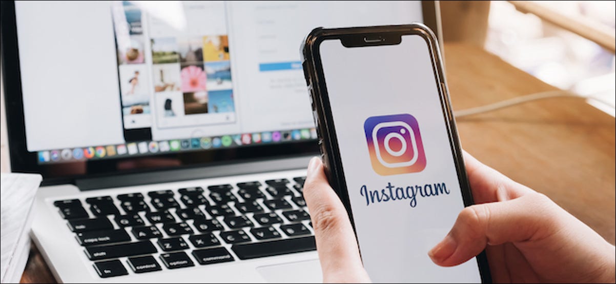 Logotipo de Instagram en un teléfono inteligente y una computadora portátil