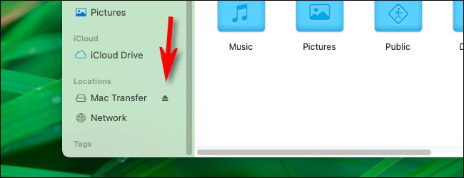 Haga clic en el pequeño icono de expulsión en la barra lateral del Finder.