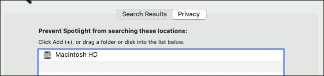 Verá "Macintosh HD" en la lista de ubicaciones para excluir de las búsquedas de Spotlight.