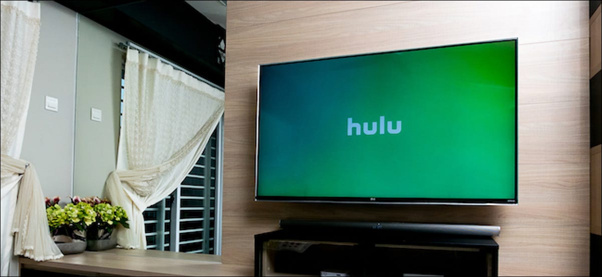 El logotipo de Hulu en un televisor inteligente