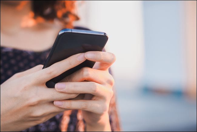 Una persona que escribe en un teléfono inteligente.