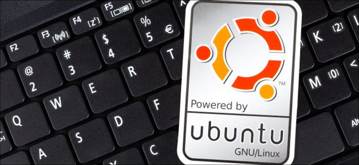 Una pegatina de Ubuntu en el teclado de una PC .;