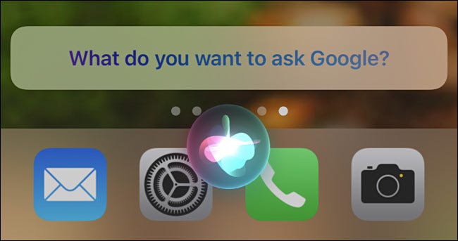 Cuando le digas "OK Google" a Siri, verás el mensaje "¿Qué quieres preguntarle a Google?"  inmediato.