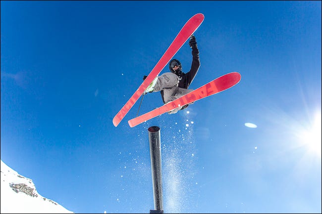 imagen que muestra al esquiador en un día brillante