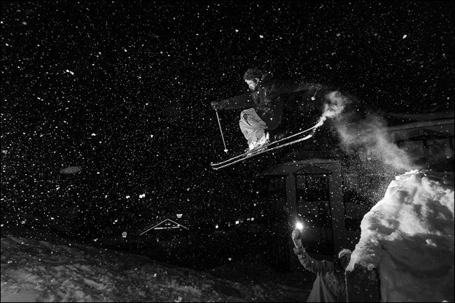 foto que muestra al esquiador de noche