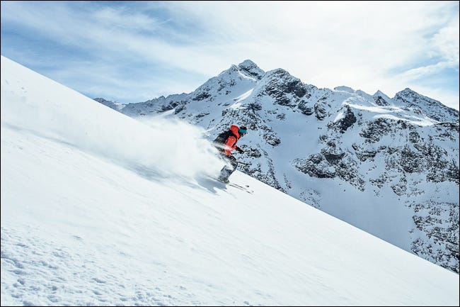 foto que muestra un esquiador en movimiento agudo