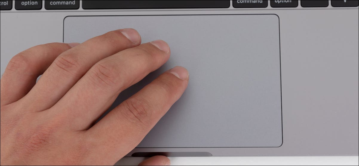 Usuario de MacBook que arrastra Windows con tres gestos con los dedos