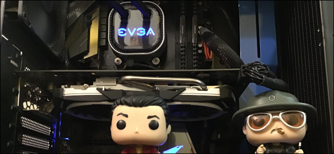 El interior de una PC de escritorio con dos muñecos Funko Pop dentro de la carcasa.