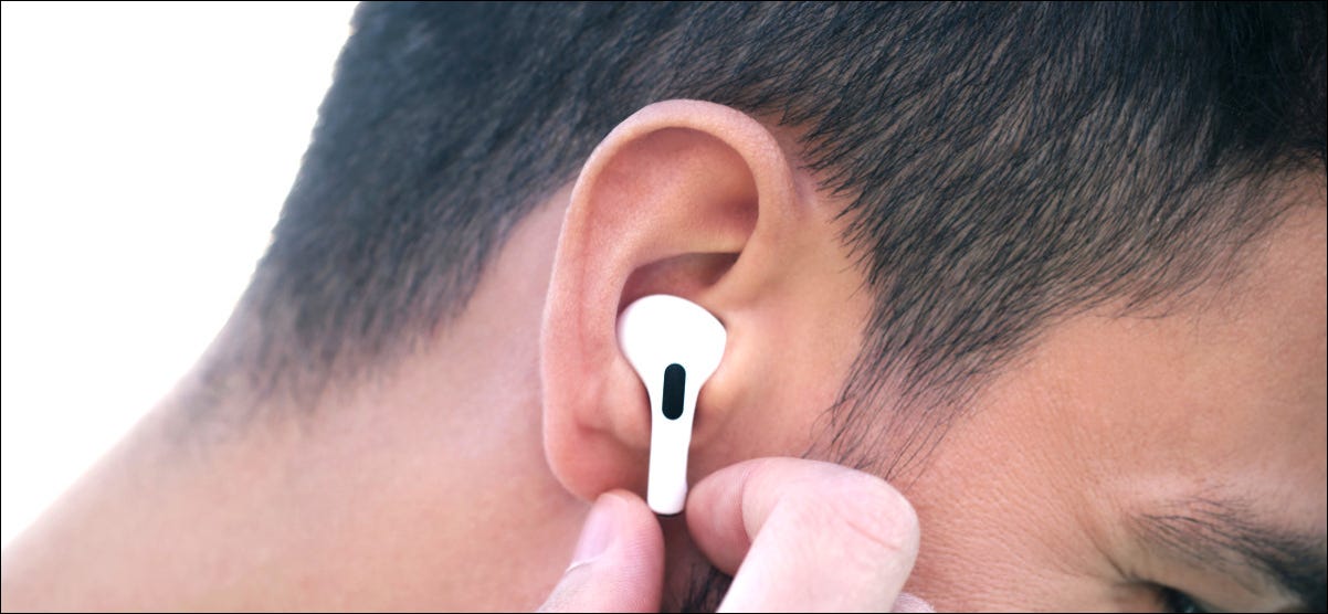 Usuario de iPhone escuchando nuevos mensajes entrantes usando AirPods Pro