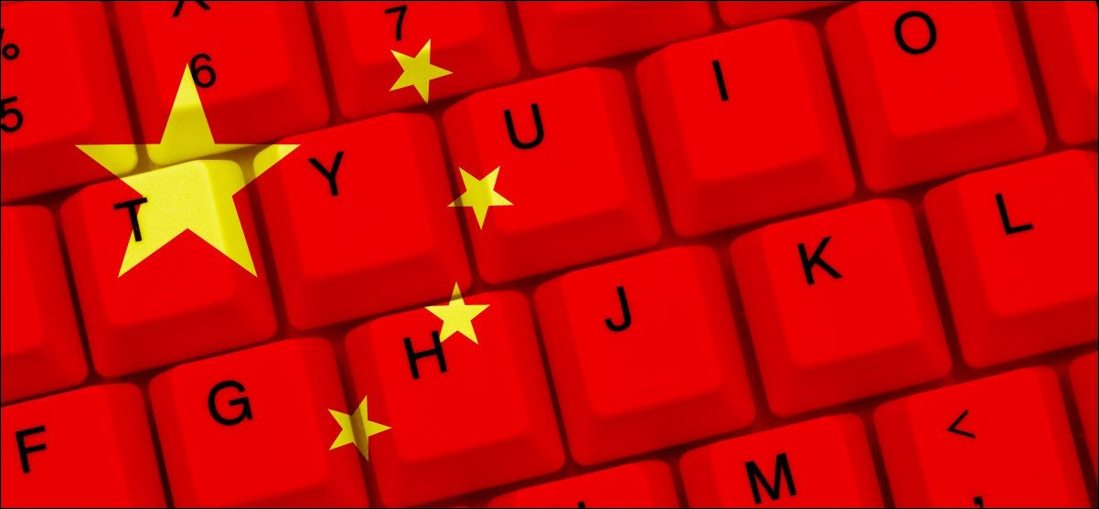 La bandera china superpuesta sobre un teclado de computadora.