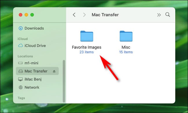 Haga clic en la unidad flash USB en la barra lateral y verá los archivos que copió.