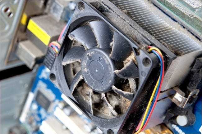 Un ventilador polvoriento dentro de la carcasa de una PC.