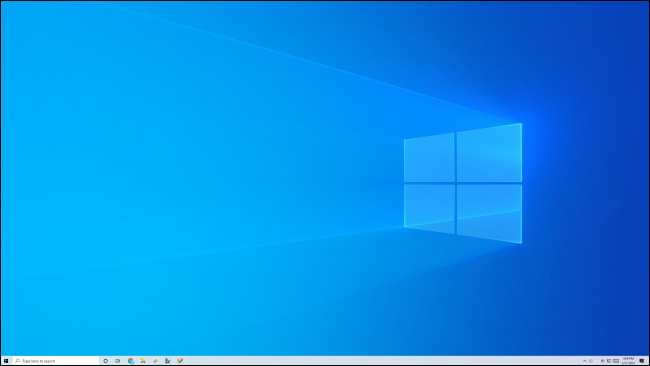 Un escritorio y una barra de tareas limpios y vacíos de Windows 10.