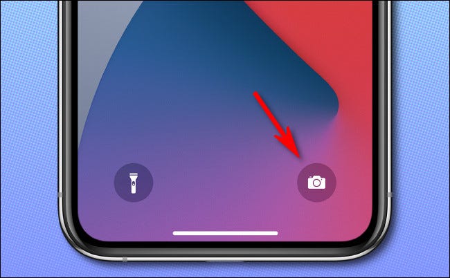 En la pantalla de bloqueo del iPhone, mantenga presionado el ícono de la cámara para iniciar la aplicación Cámara.