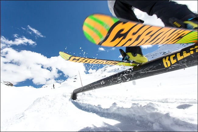 imagen que muestra esquiador en movimiento borroso