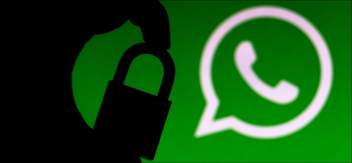 Una silueta de un candado frente a un logo de WhatsApp.