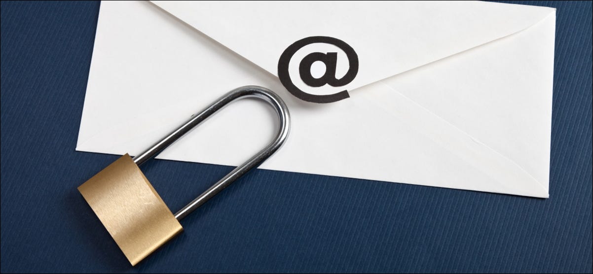 Un candado sobre un sobre que representa un mensaje de correo electrónico.