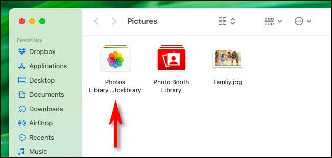 El archivo "Photos Library.photoslibrary" que se ve en Finder.