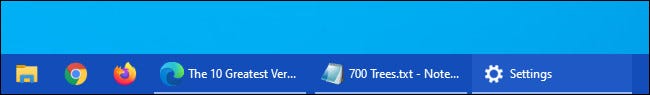 Un ejemplo de una barra de tareas de Windows 10 con etiquetas de botones visibles.