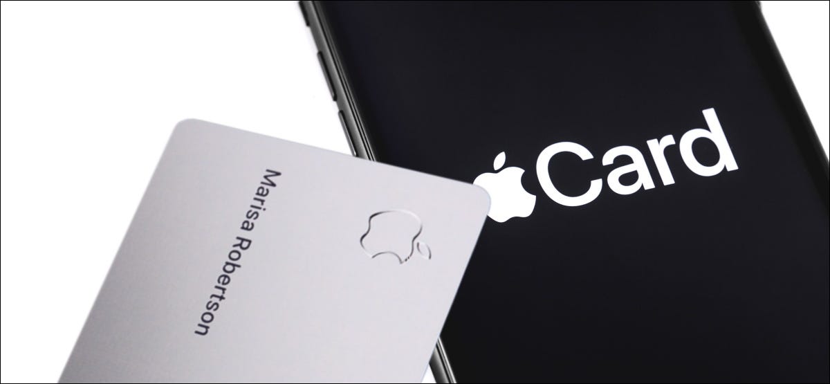 Una Apple Card de titanio junto a un iPhone.