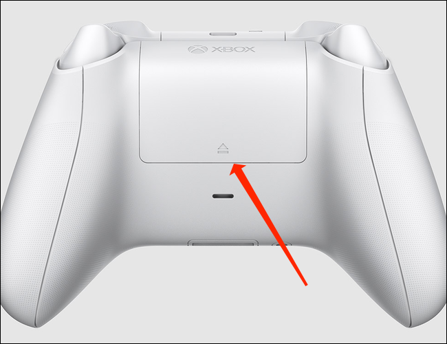 Deslice suavemente la tapa de la batería hacia arriba para revelar las baterías que alimentan el control inalámbrico Xbox.