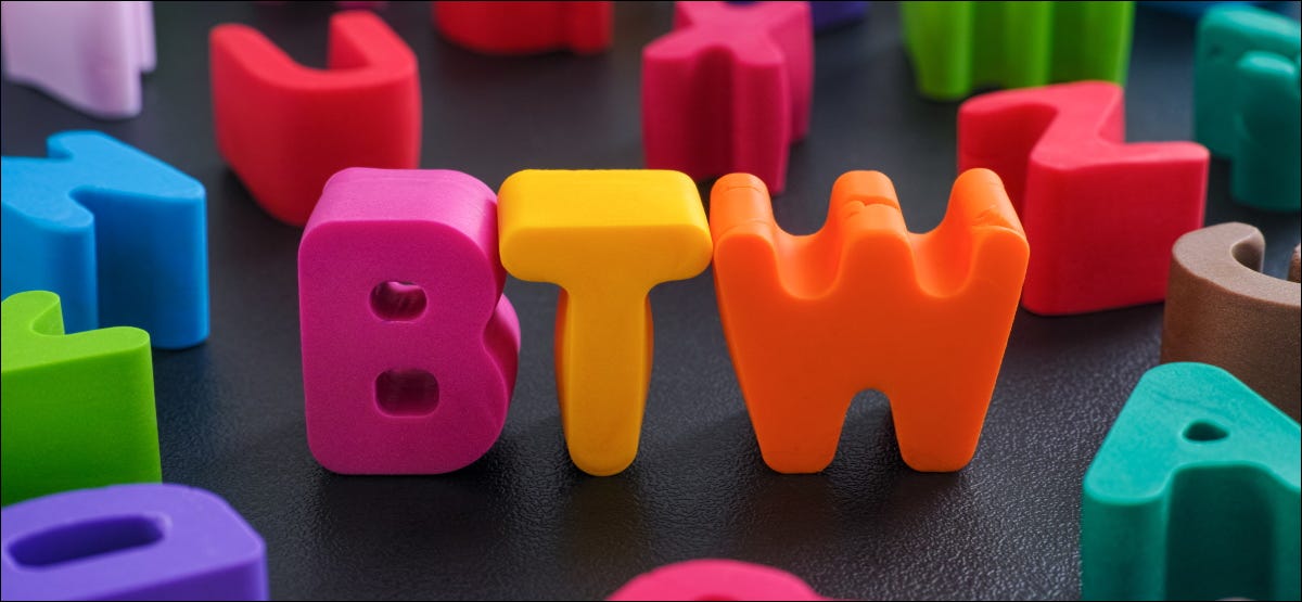 Las letras "BTW" en letras de arcilla de colores.