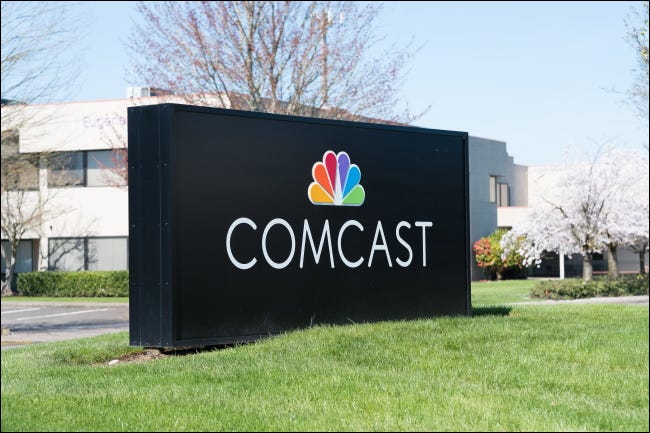 Un letrero de Comcast fuera de un edificio de la empresa.