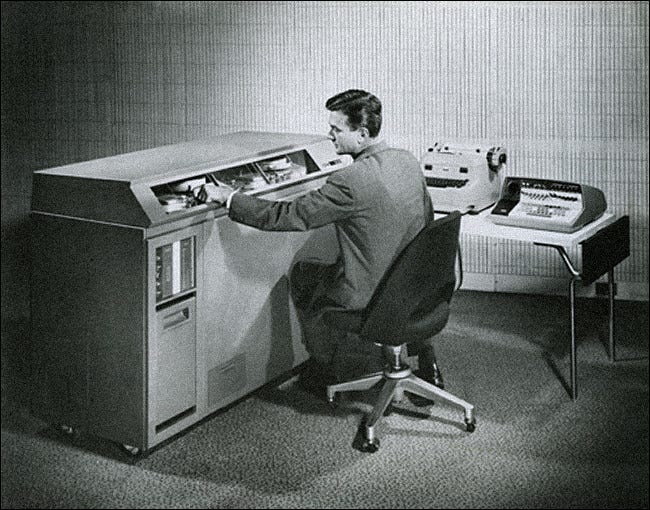 Una computadora IBM 610
