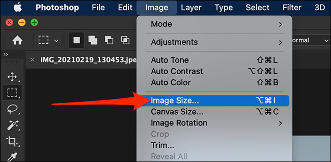 Seleccione "Imagen> Tamaño de imagen" en la barra de menú de Photoshop.