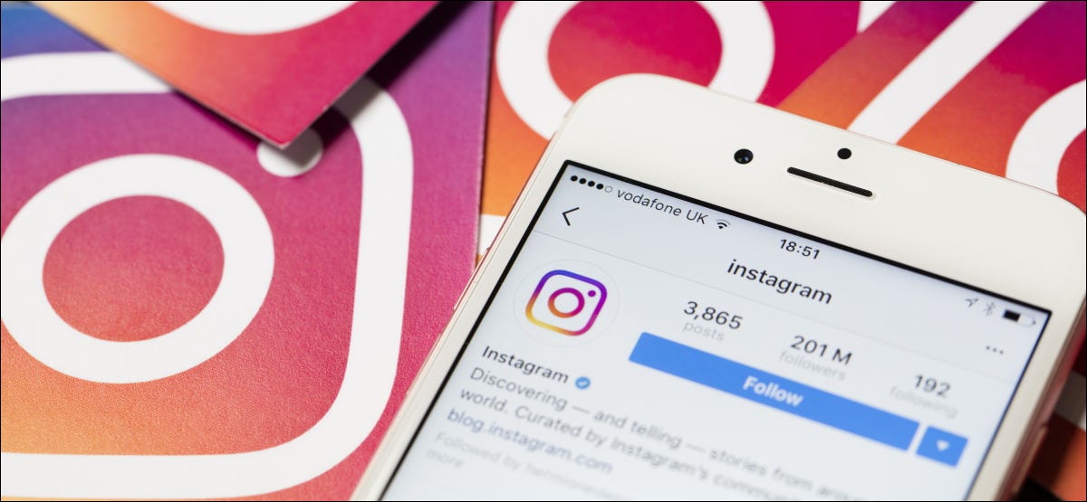 Instagram en un iPhone con logotipos de Instagram de fondo.