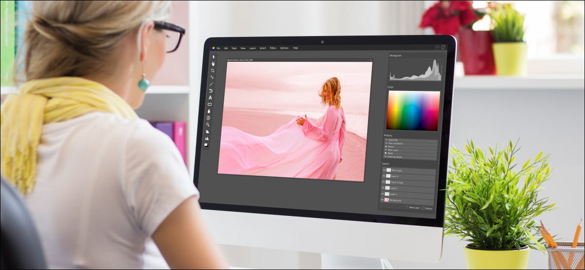 Un artista de diseño gráfico que usa Adobe Photoshop en una Mac.