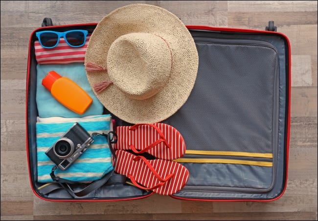 Una maleta abierta preparada para unas vacaciones.