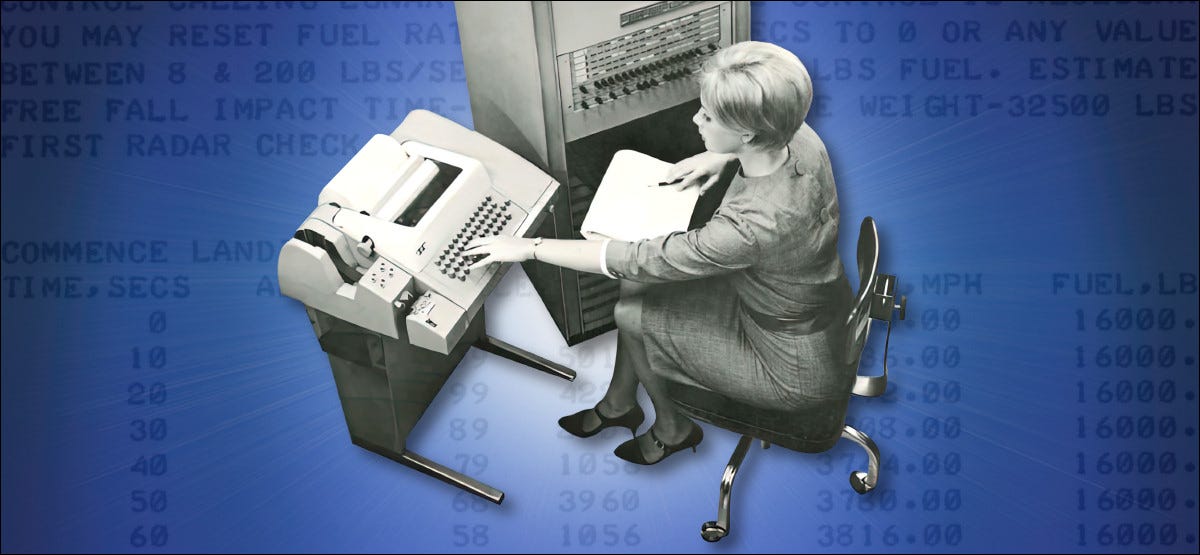 Una mujer que usa un teletipo a fines de la década de 1960.