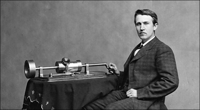 Thomas Edison con su fonógrafo ca.  1878