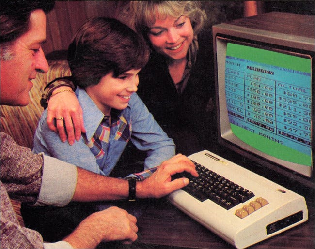 Una mamá, un papá y un hijo se reunieron alrededor de un Commodore VIC-20.