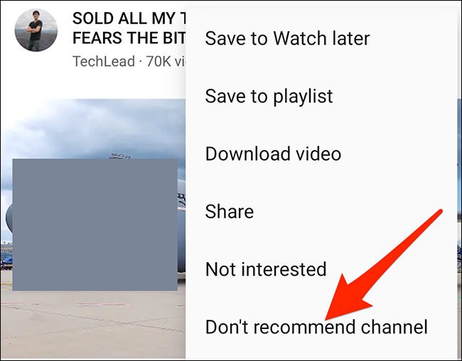 Seleccione "No recomendar canal" en el menú de tres puntos de un video en la aplicación de YouTube.