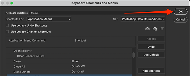 Haga clic en "Aceptar" en la ventana "Accesos directos de teclado y menús" en Photoshop.